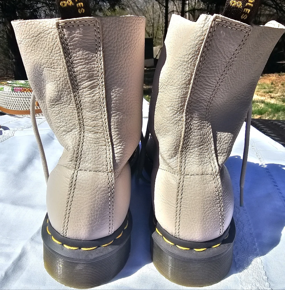 Authentic Dr. Martens 1460 Pascal Virginia Leather Boots – Parchment Beige - Picture 4 of 16